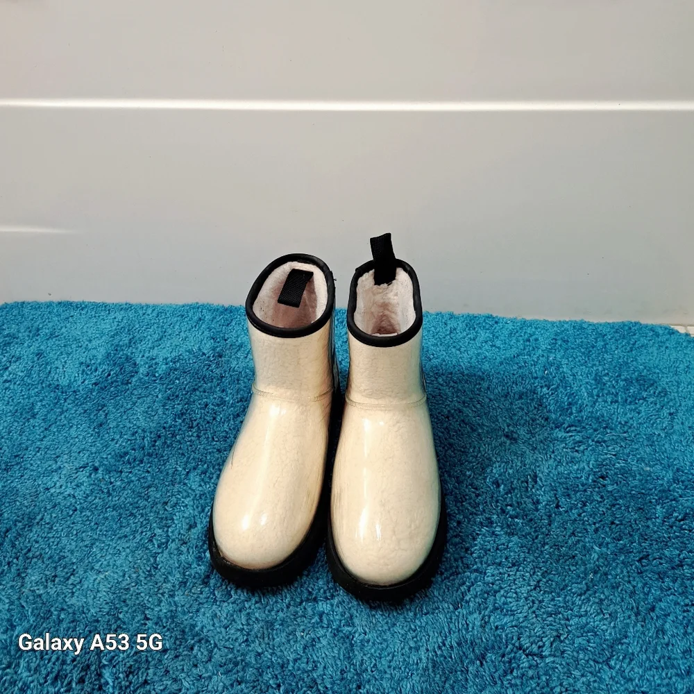 UGG AUSTRALIA CLASSIC ll BEIGE SHERPA CLEAR COVERED WINTER BOOT WOMENS SIZE 6